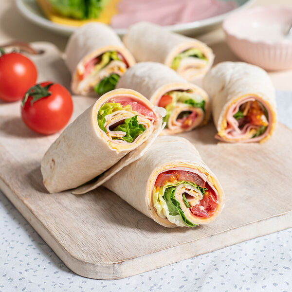 Wraps mit Extra, Salat, Käse und Paradeisern