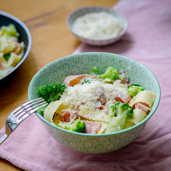 Pasta mit Brokkoli und Schinken