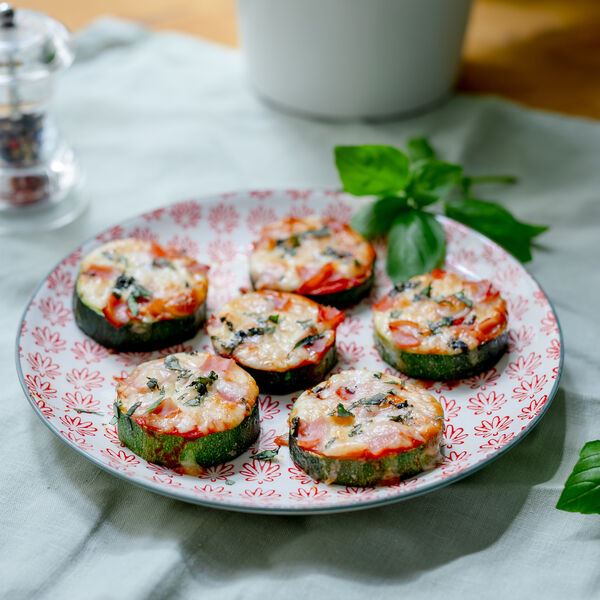 Low-Carb Zucchini-Pizza-Bites mit Burgunder Schinken