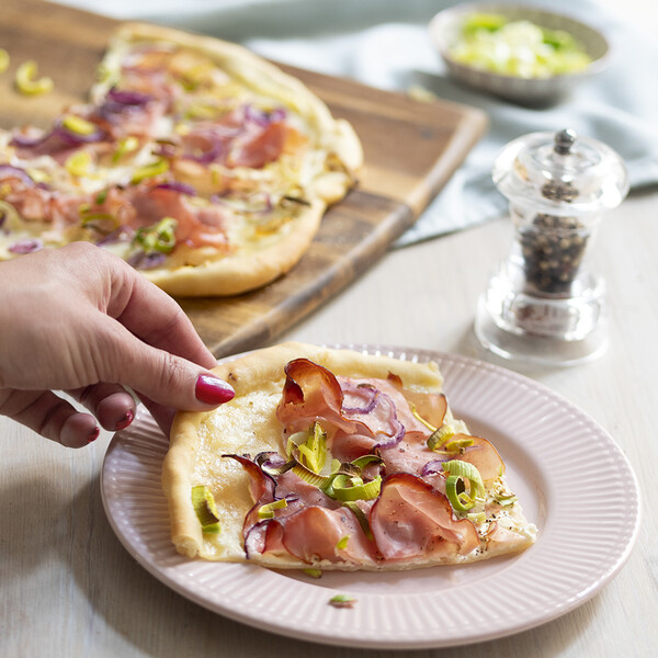 Flammkuchen mit Schinken und Lauch