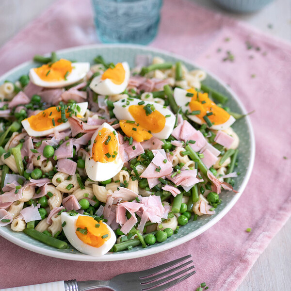 Pasta-Salat mit Burgunder Schinken, Fisolen und Erbsen