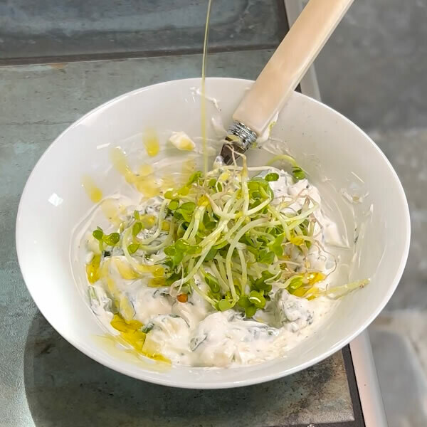 Rahm-Dip mit Knoblauch und Basilikum